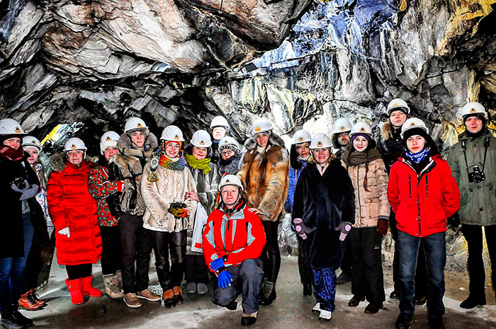 Участники экскурсии Подземная Рускеала в Рускеальском горном 
   парке